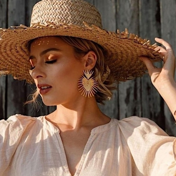 Throne gold starburst heart shaped fan earrings; nwot - Picture 5 of 8